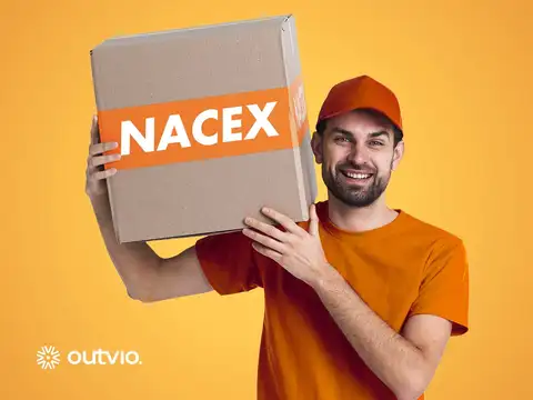 Repartidor de Nacex entregando un paquete de una tienda online en España