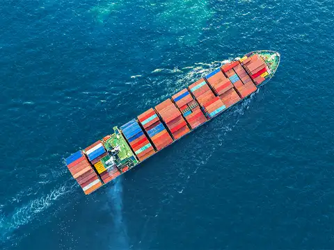 Das Containerschiff transportiert die Supply Chain von Tausenden von eCommerce