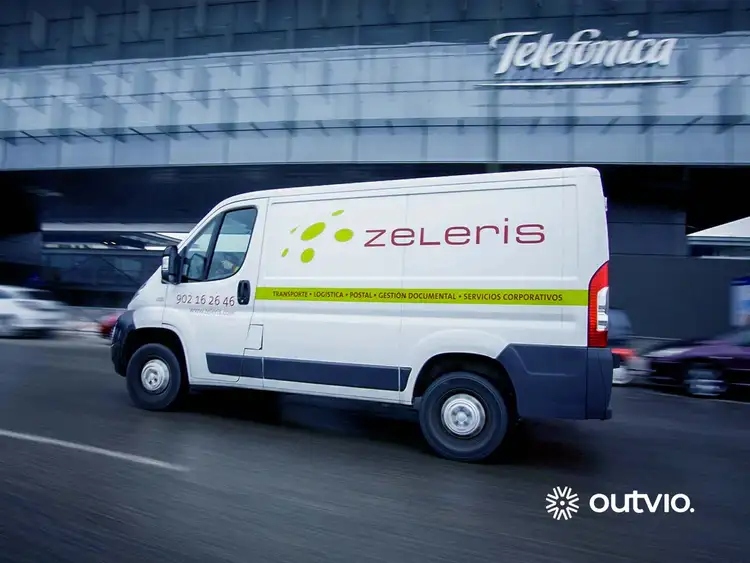 Furgoneta de envíos de la empresa de transporte Zeleris en reparto.