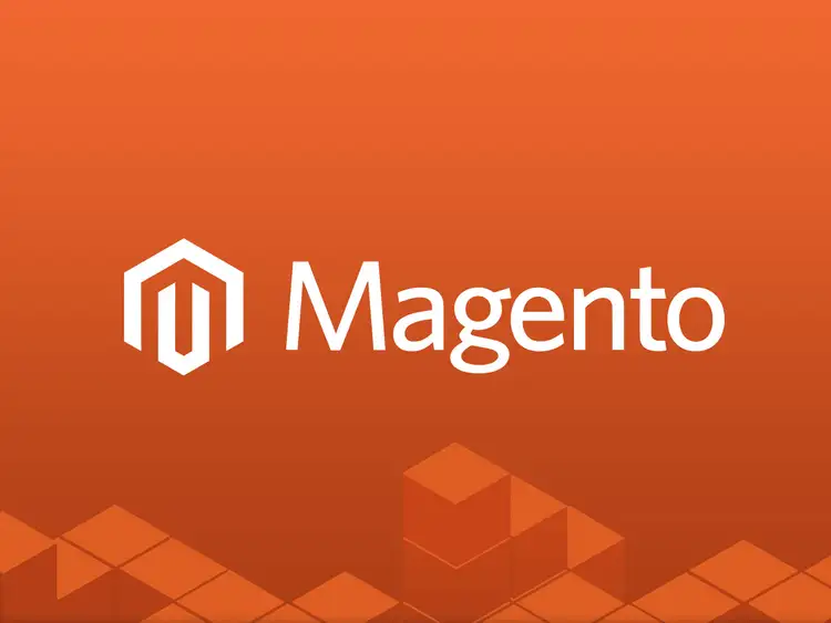 Pomarańczowa grafika z białym napisem Magento czyli platforma do tworzenia sklepów online obok napisu znajduje się logo CMS tło jest pomarańczowe a na dole grafiki znajdują się sześciany