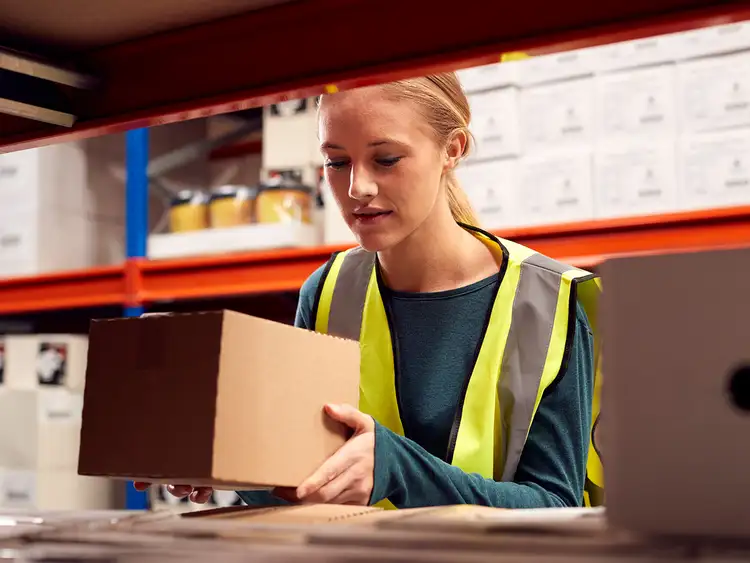 Mujer realiza el picking en un almacén eCommerce.