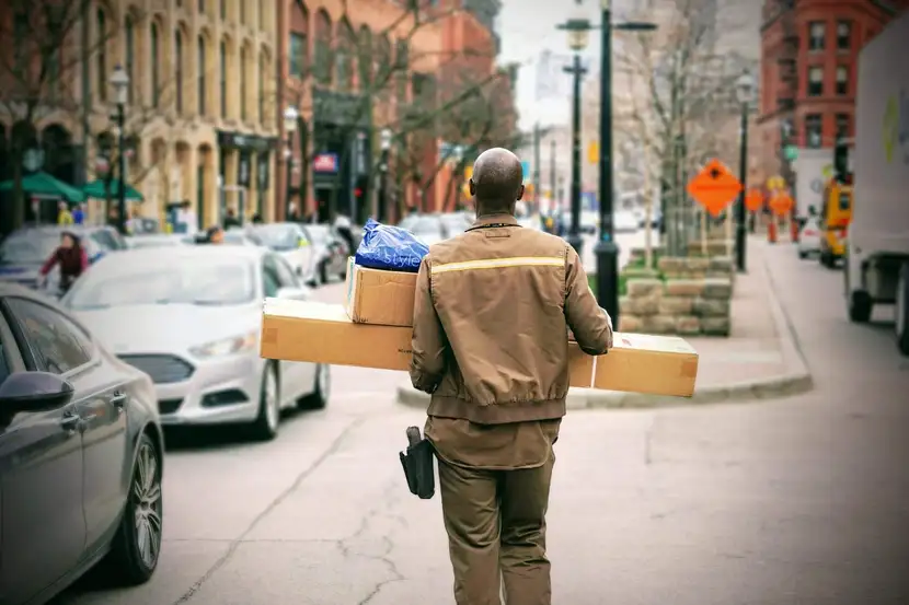 Transportadora a entregar uma encomenda