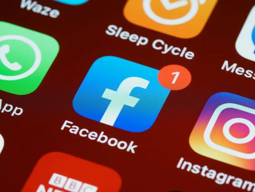 Zbliżenie na ekran telefonu ukazującego aplikację Facebook’a umożliwiającą sprzedać sklepom online za pomocą Facebook Marketplace