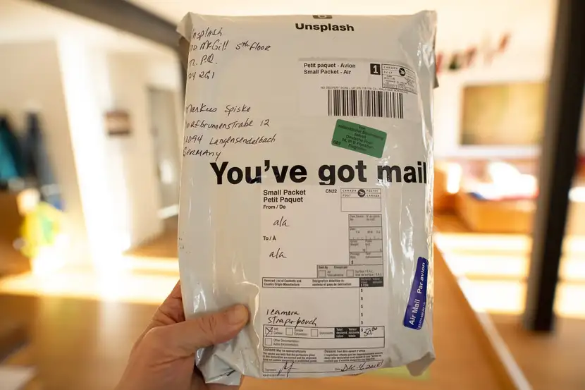Paket kommt nach der Zollabfertigung beim Kunden an
