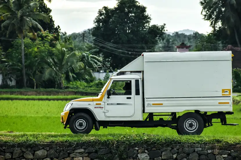 Camião refrigerado efetua transporte a temperatura controlada