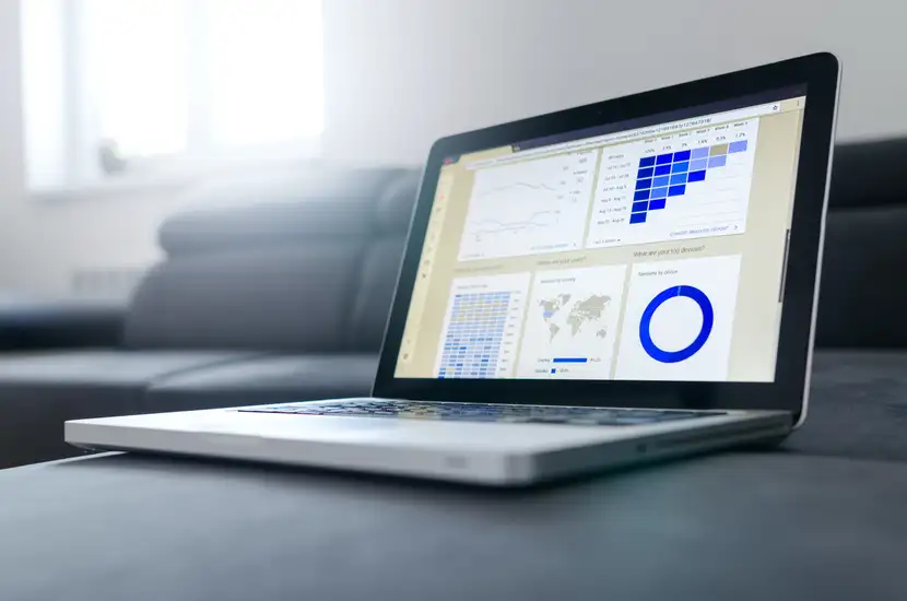 Operator zarządza swoją firmą za pomocą interfejsu systemu ERP podobnego do SAP.