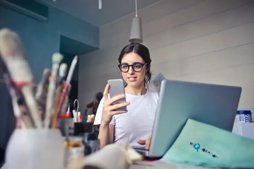 Kobieta inwestuje w reklamę i budowanie świadomości marki, aby promować swój sklep internetowy