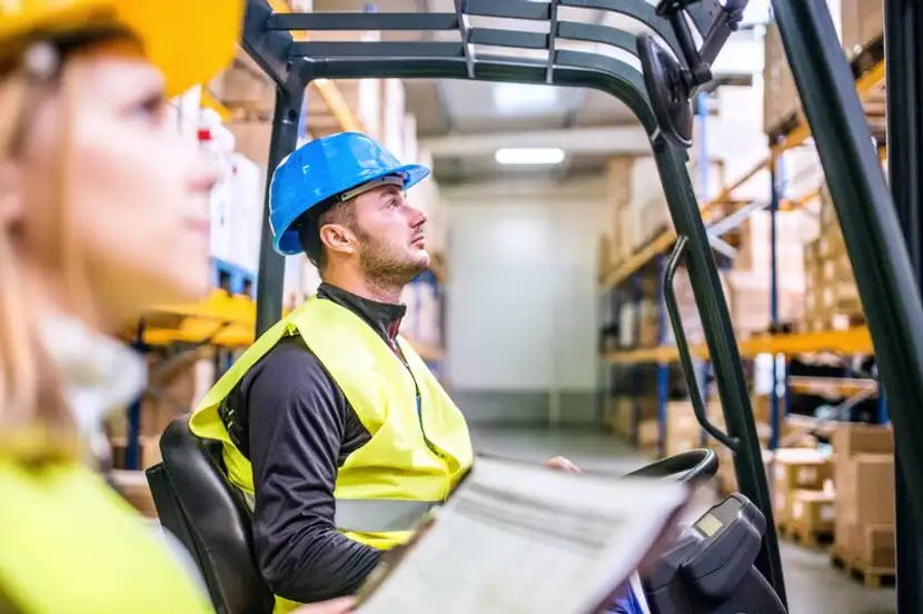 Operatorzy koordynują logistykę w magazynie eCommerce