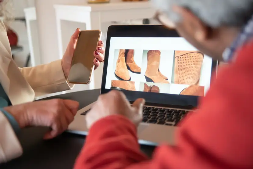 Dos clientes realizan compras en una experiencia omnicanal de una Headless Commerce.