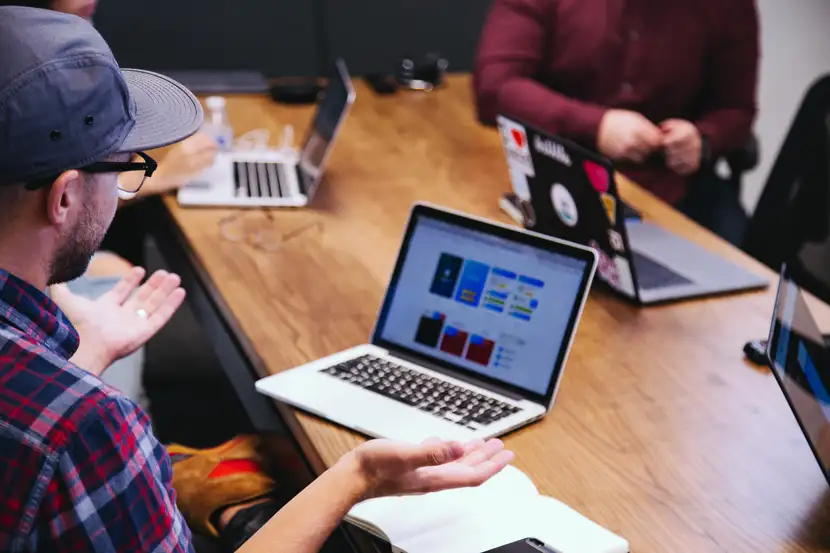 Ein Mitarbeiter eines Online-Shops verwaltet die Touchpoints seiner Kunden