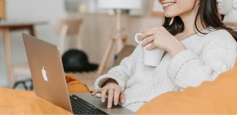 Mujer realiza compras de tendencia en su eCommerce favorito