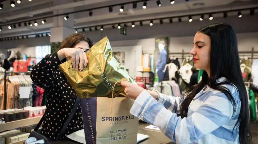 Recogida de un pedido click and collect de una tienda online.
