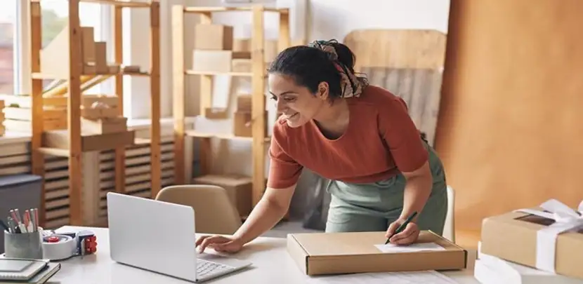 Mujer prepara el cambio de un producto de una tienda online 