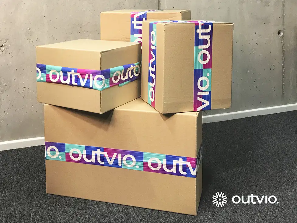 E-Commerce-Mitarbeiter verpacken ihre Sendungen