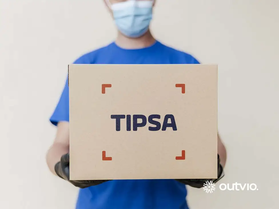 Un operario de Tipsa entrega envíos en el domicilio de un cliente.