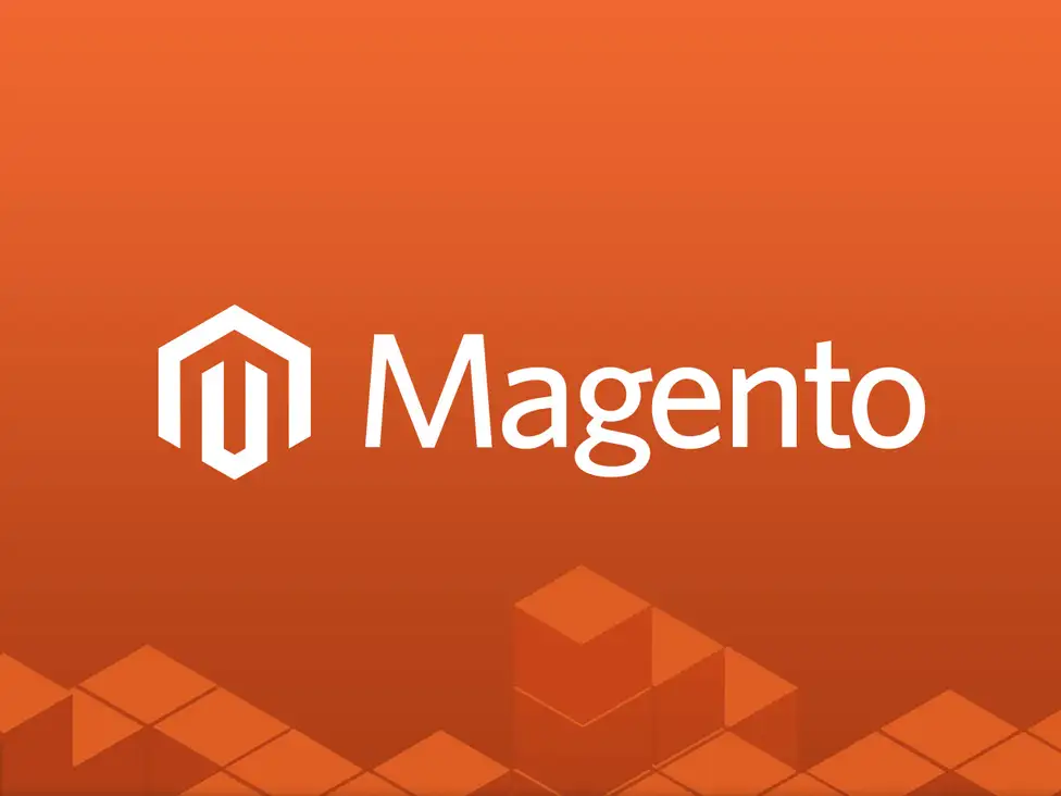 Pomarańczowa grafika z białym napisem Magento czyli platforma do tworzenia sklepów online obok napisu znajduje się logo CMS tło jest pomarańczowe a na dole grafiki znajdują się sześciany