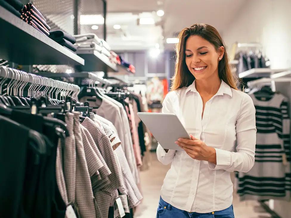 persona trabajando en un negocio de retail en españa