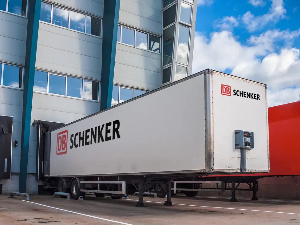 Envíos y paquetes de la empresa logística DB Schenker.