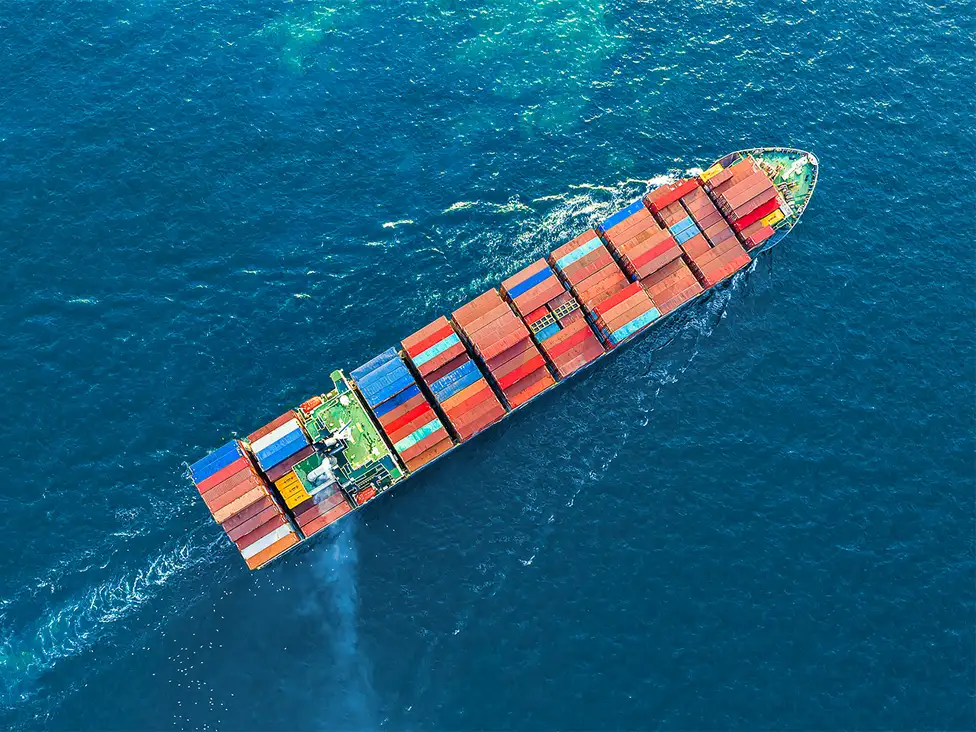 Kontenerowiec transportuje w ramach łańcucha dostaw towary dla tysięcy firm eCommerce