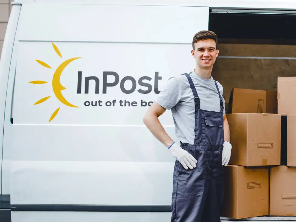 Firma InPost i kurier InPost przewożący przesyłki dla klientów firm eCommerce